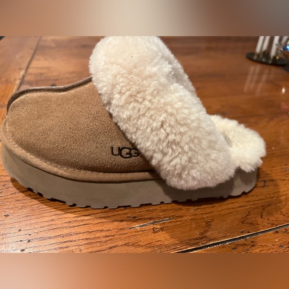 Women’s size 6 UGGS - Picture 2 of 6
